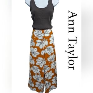 Ann Taylor. Wide Leg. Elevated Basic Pants. Floral Print Size 10.